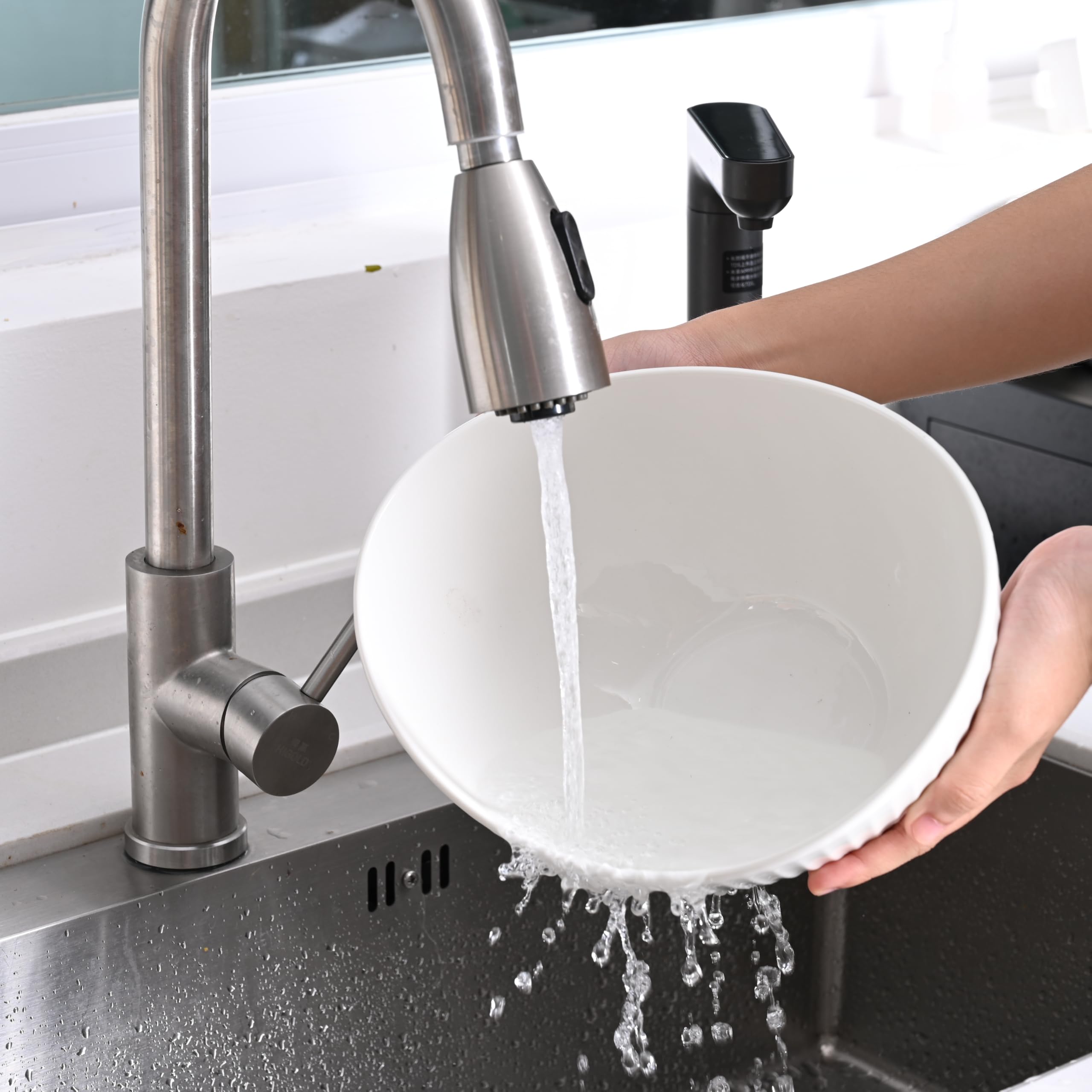 Hoilse ceramic bowl is dishwasher-safe for easy cleanup