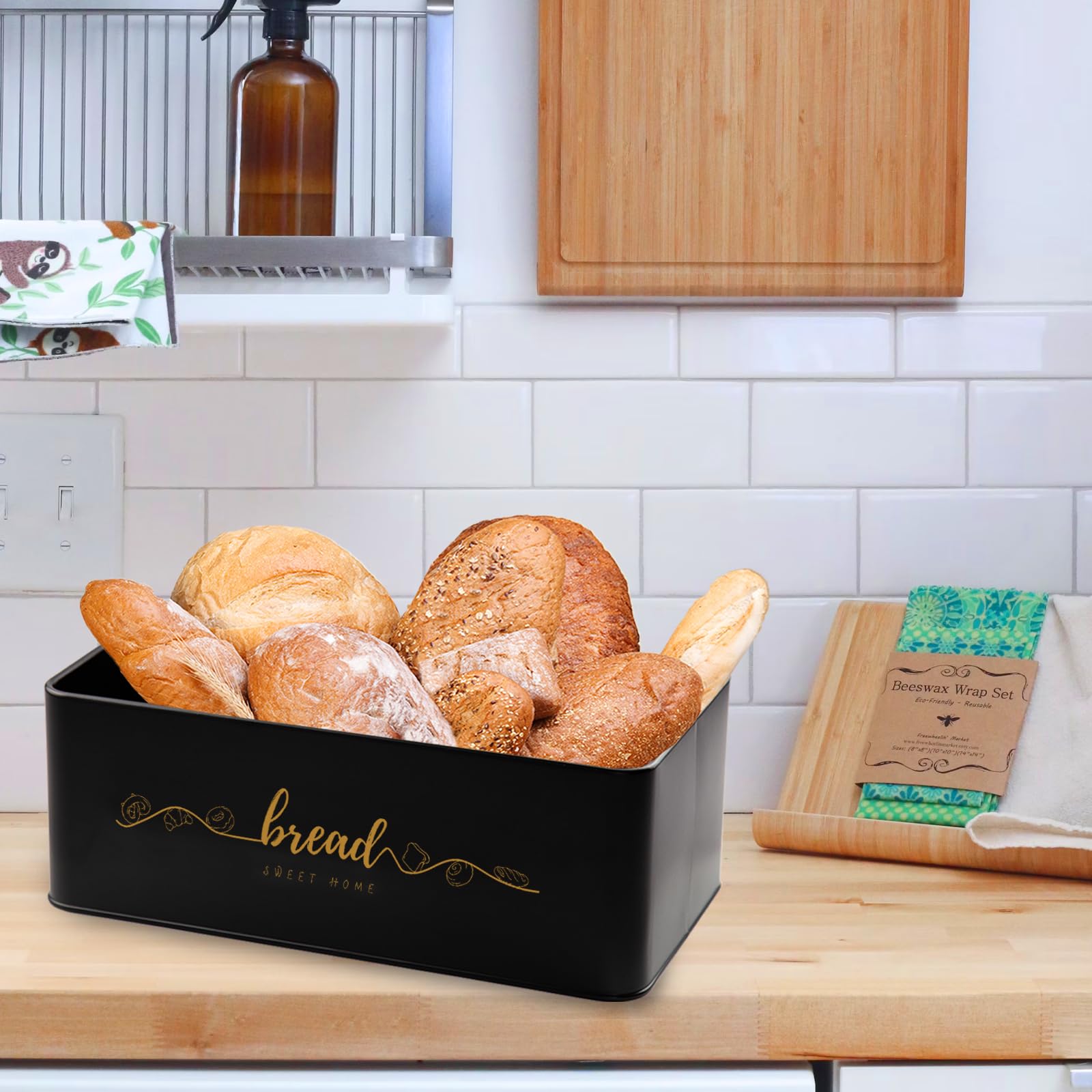 Easy-clean Holismo bread bin with rust-resistant metal surface.