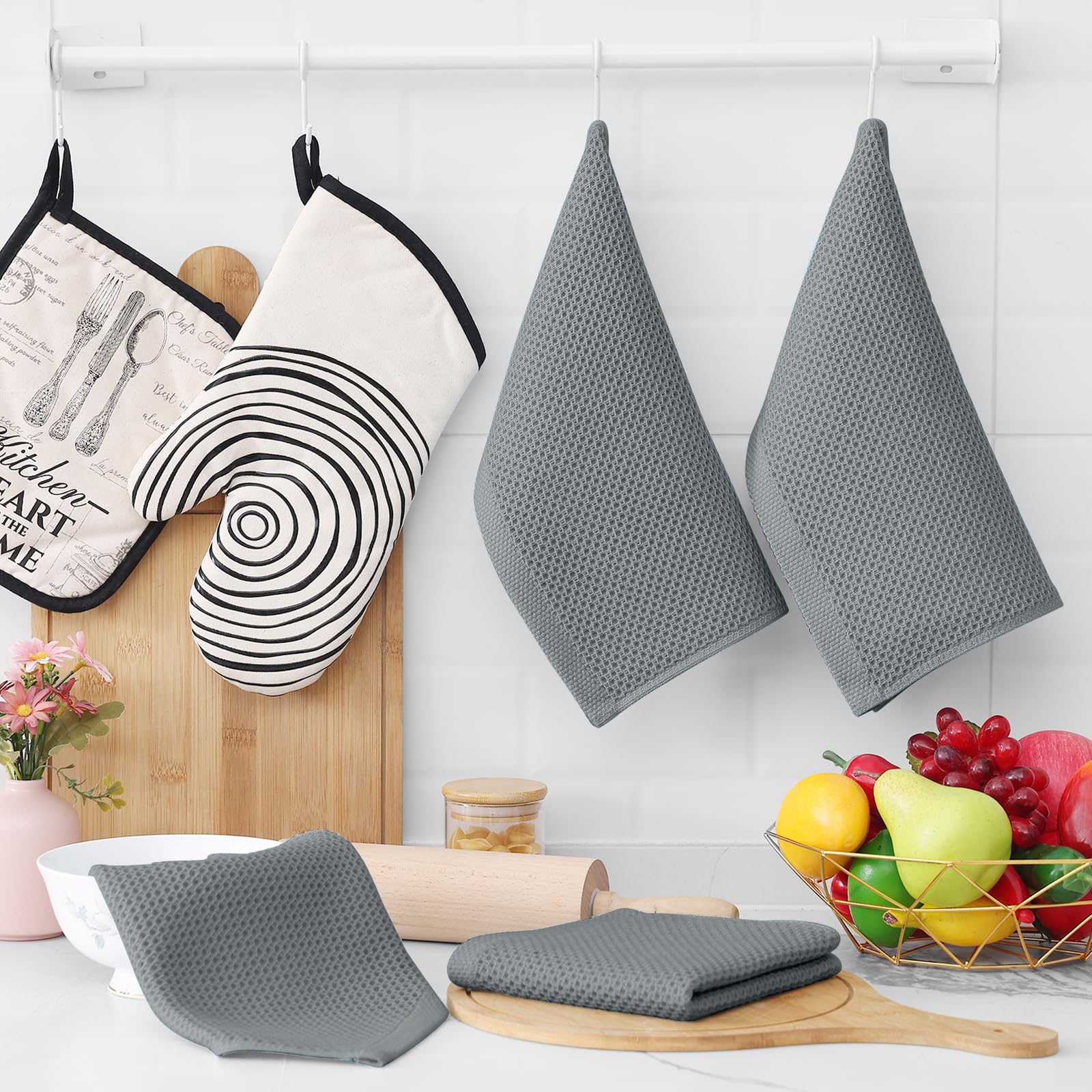 Homaxy absorbent dish cloth absorbs spills while remaining gentle on surfaces.