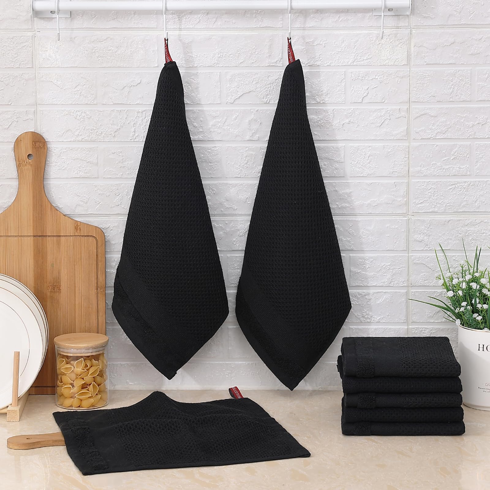 Homaxy black color towels provide cohesive kitchen decor