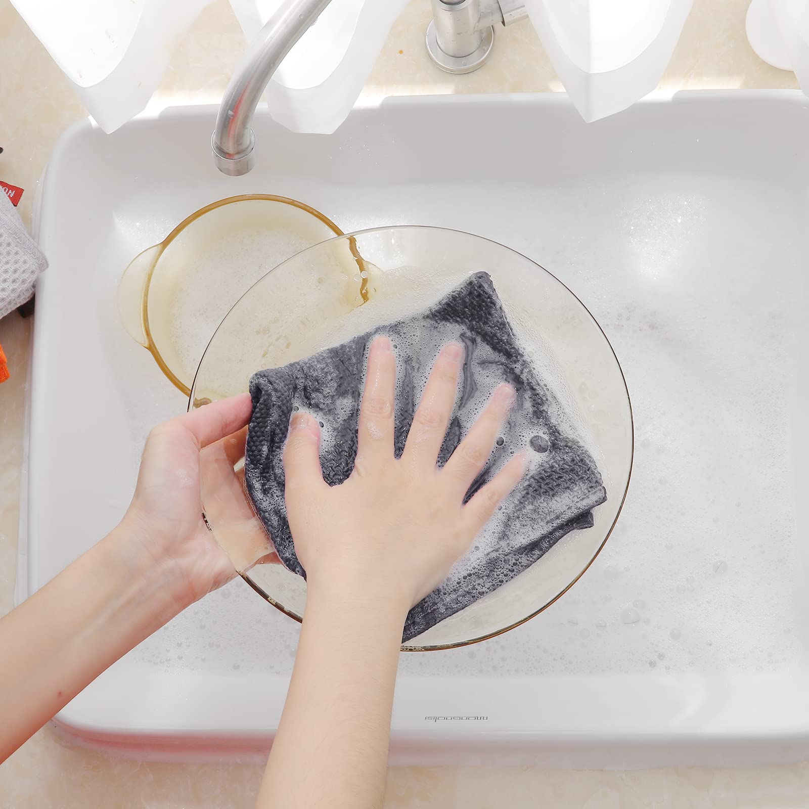Homaxy 12x12 inch dishcloth size in use for versatile wiping