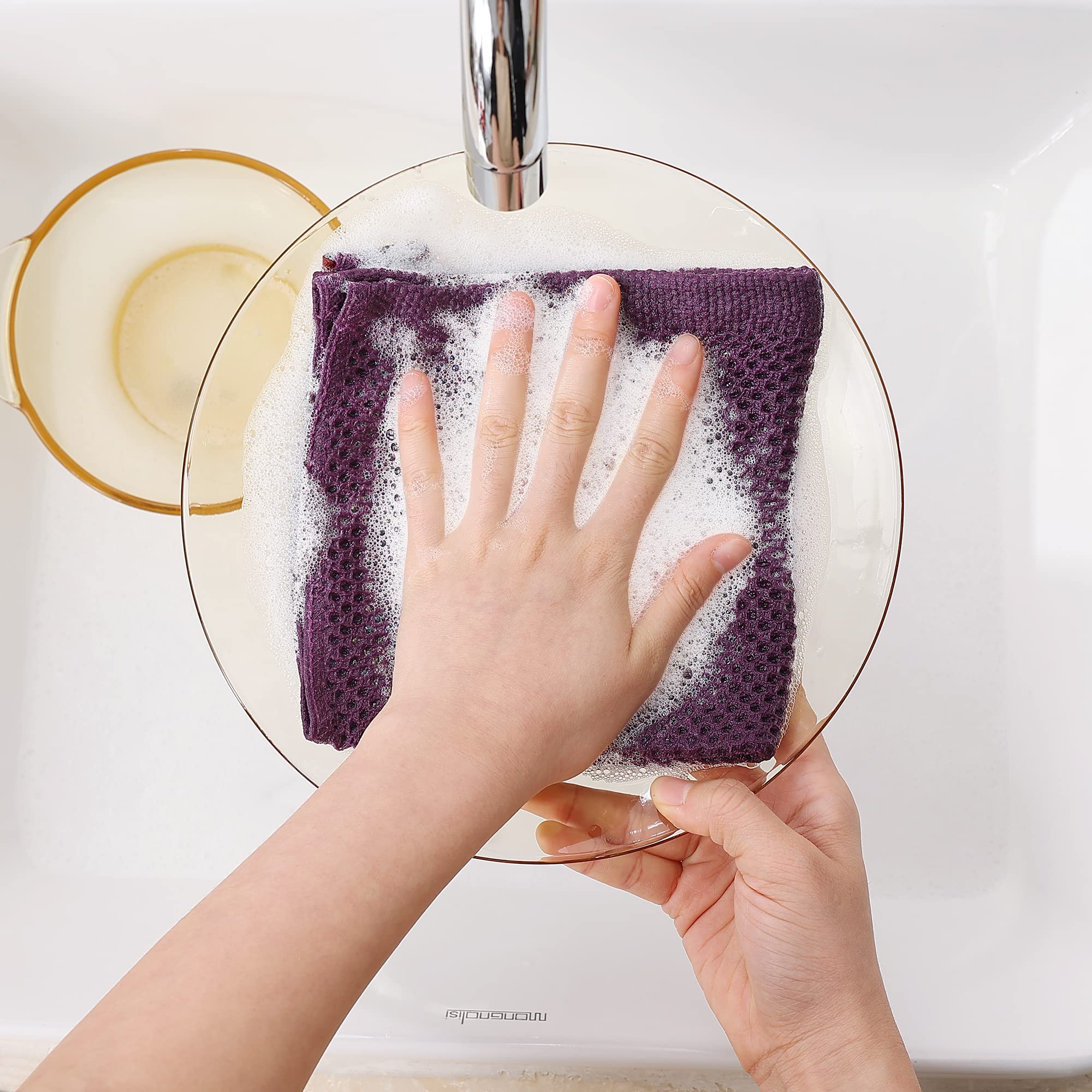 Homaxy dishcloth absorbing moisture while drying plates in use