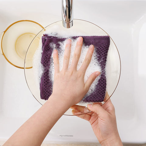 Homaxy dishcloth absorbing moisture while drying plates in use