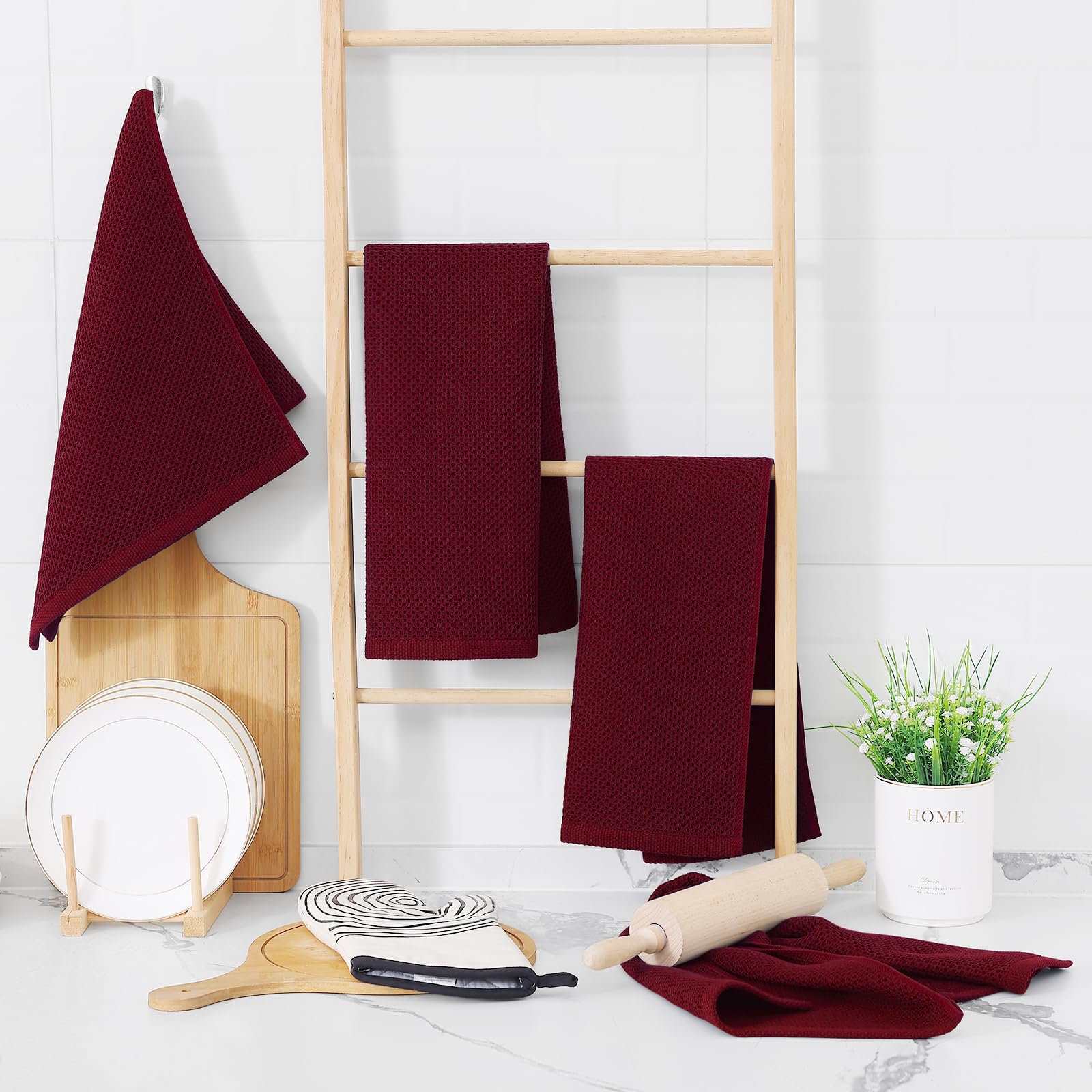 Homaxy dishcloth in-use image shows effective drying without scratches.