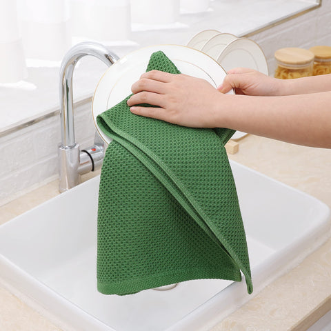 Homaxy quick-dry kitchen towels in use beside glassware