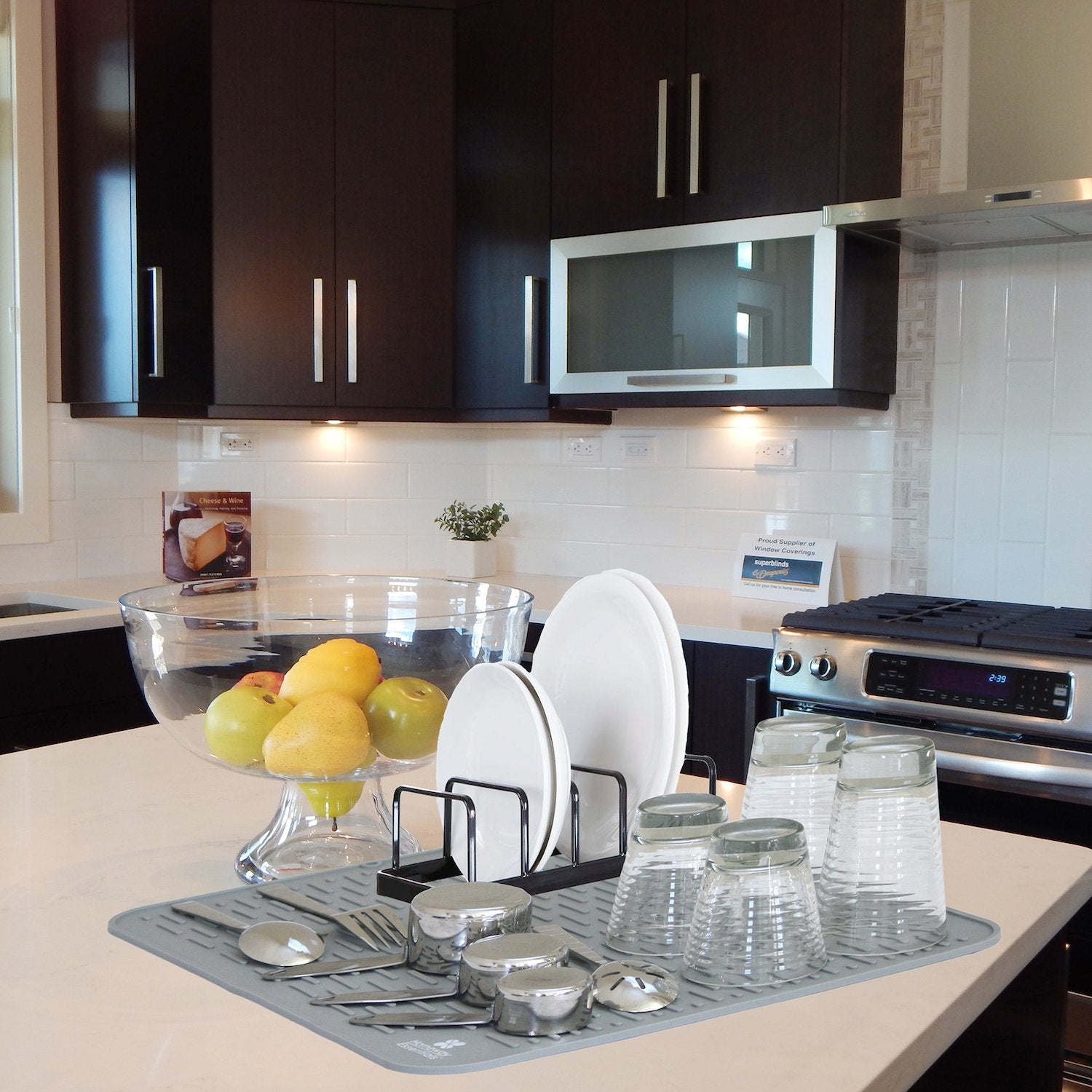 Homeway Essentials silicone trivet feature protects counters from hot pots up to 450 degrees Fahrenheit.