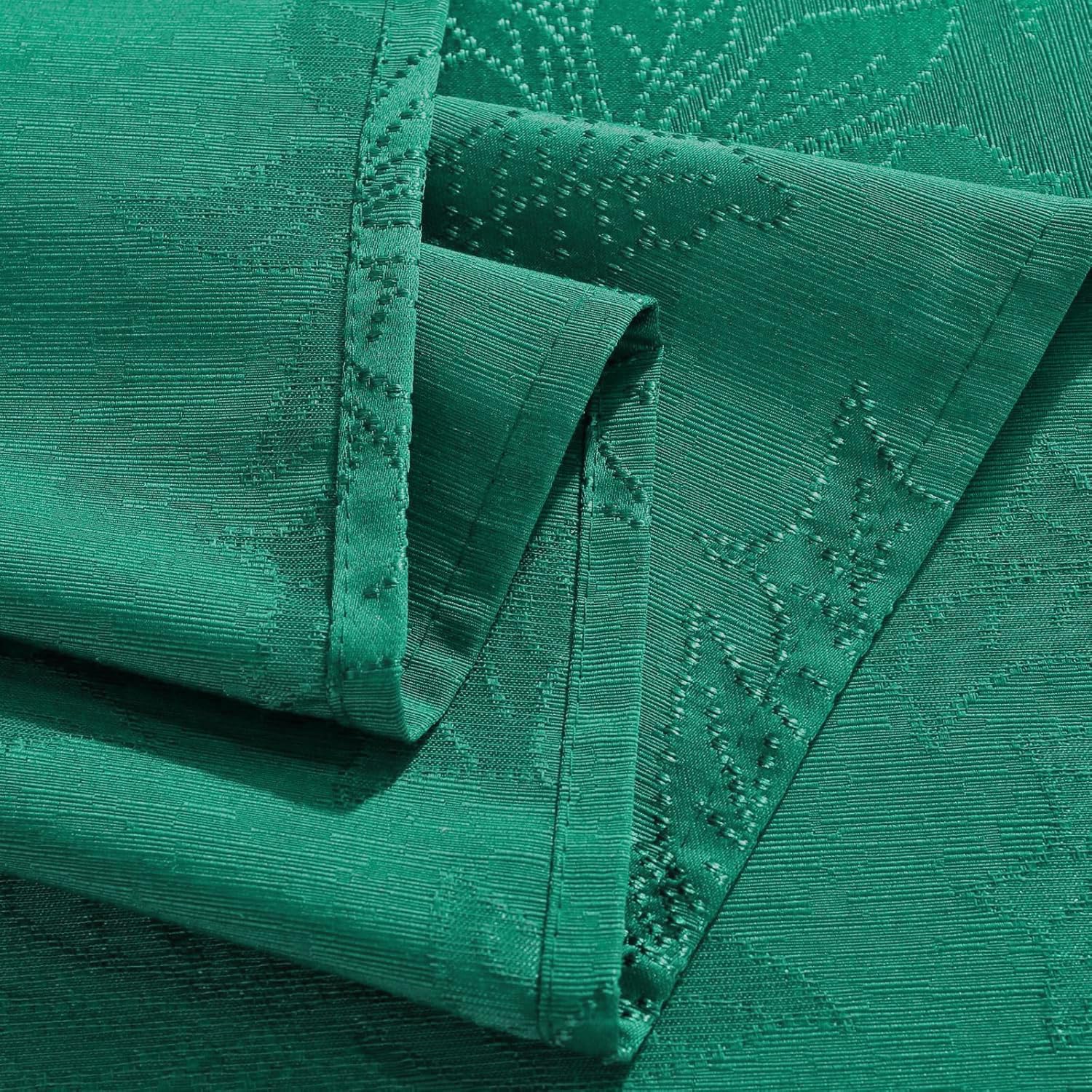 Honellaty easy-care tablecloth with quick washing and drying.