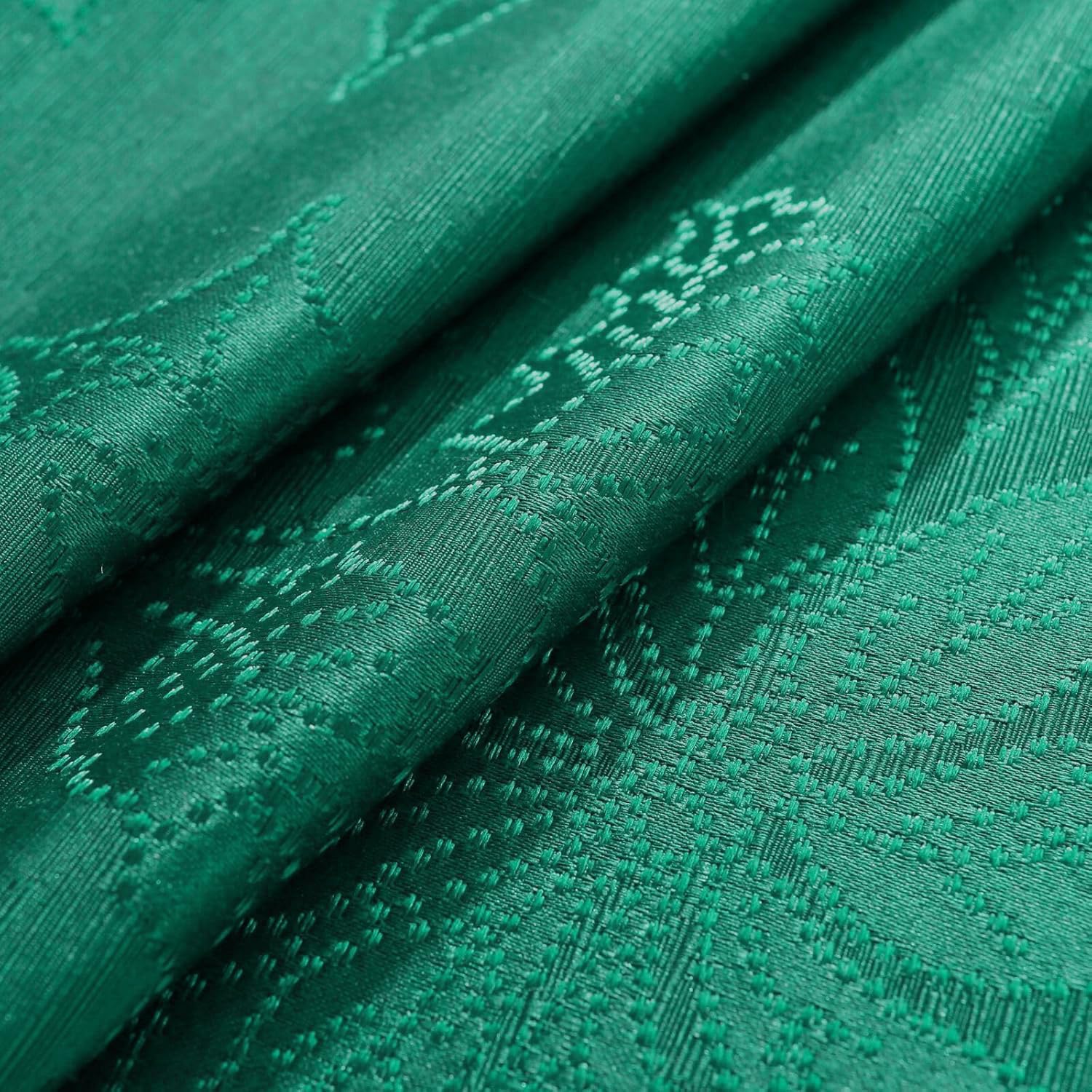Honellaty indoor/outdoor tablecloth suitable for patios and dining rooms.