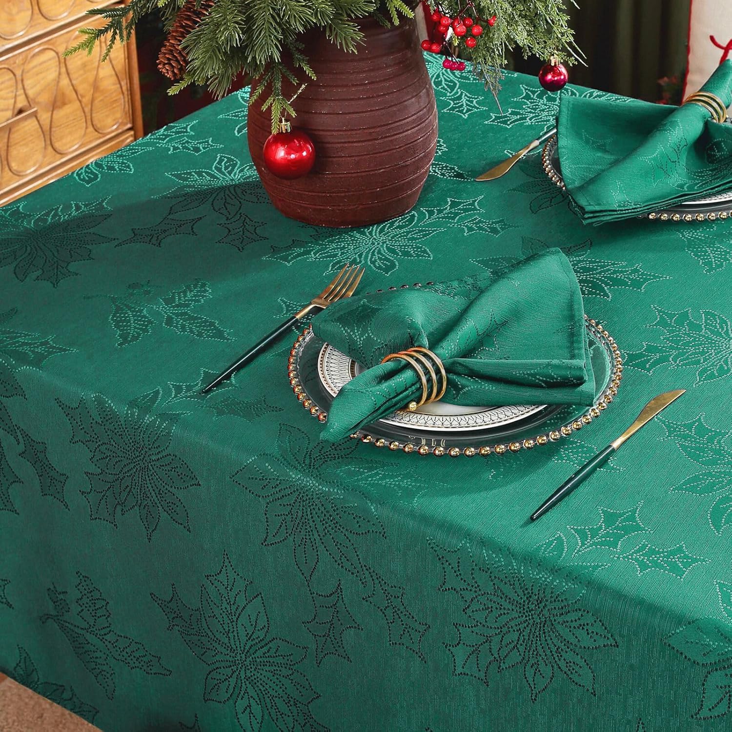 Honellaty washable polyester tablecloth for easy care and reuse.