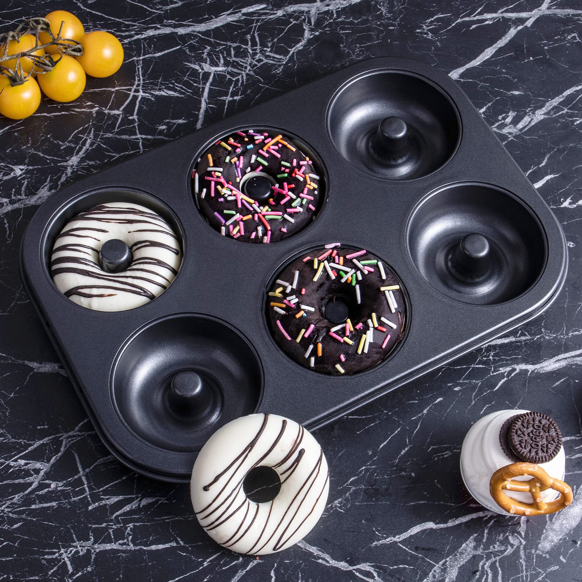 HONGBAKE two-pan set enables batch baking for a dozen donuts