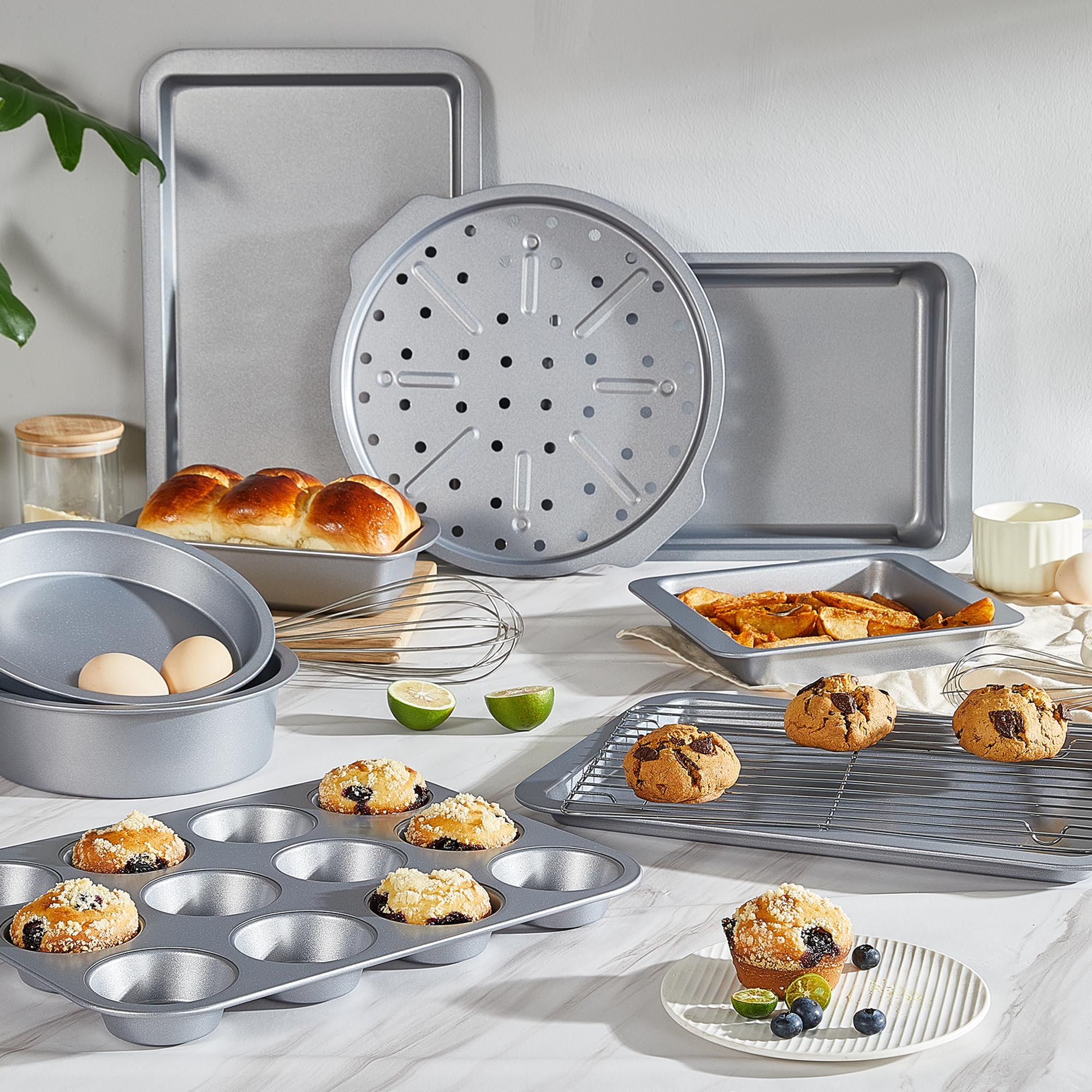 HongBAKE wide-grip pan offers easy handling and secure control