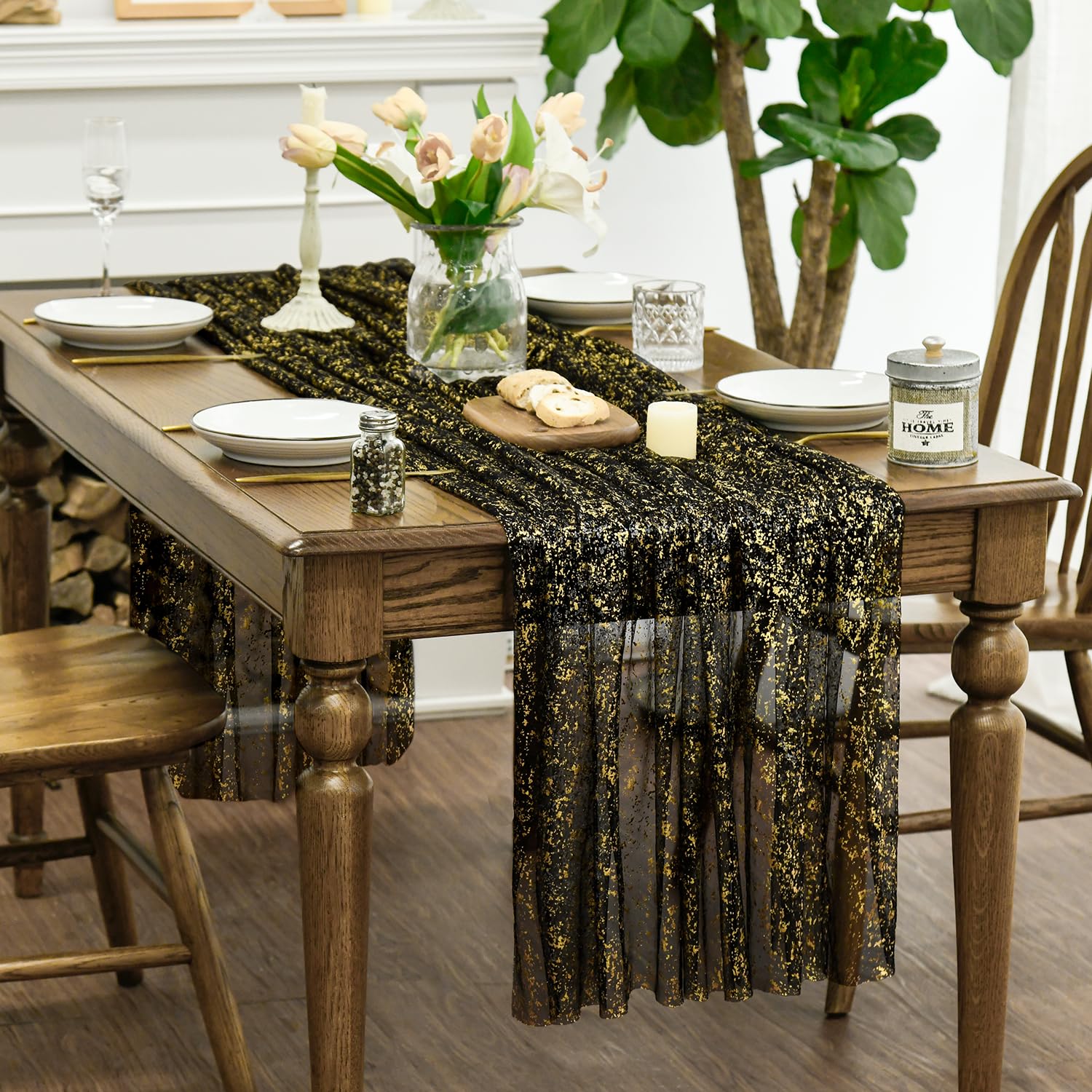 Horaldaily golden sequin detail adds glow to festive dining.