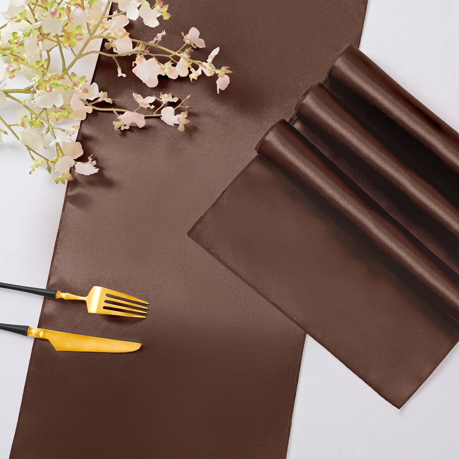 Horbaunal seamless-edge satin runner provides clean, tidy table lines.