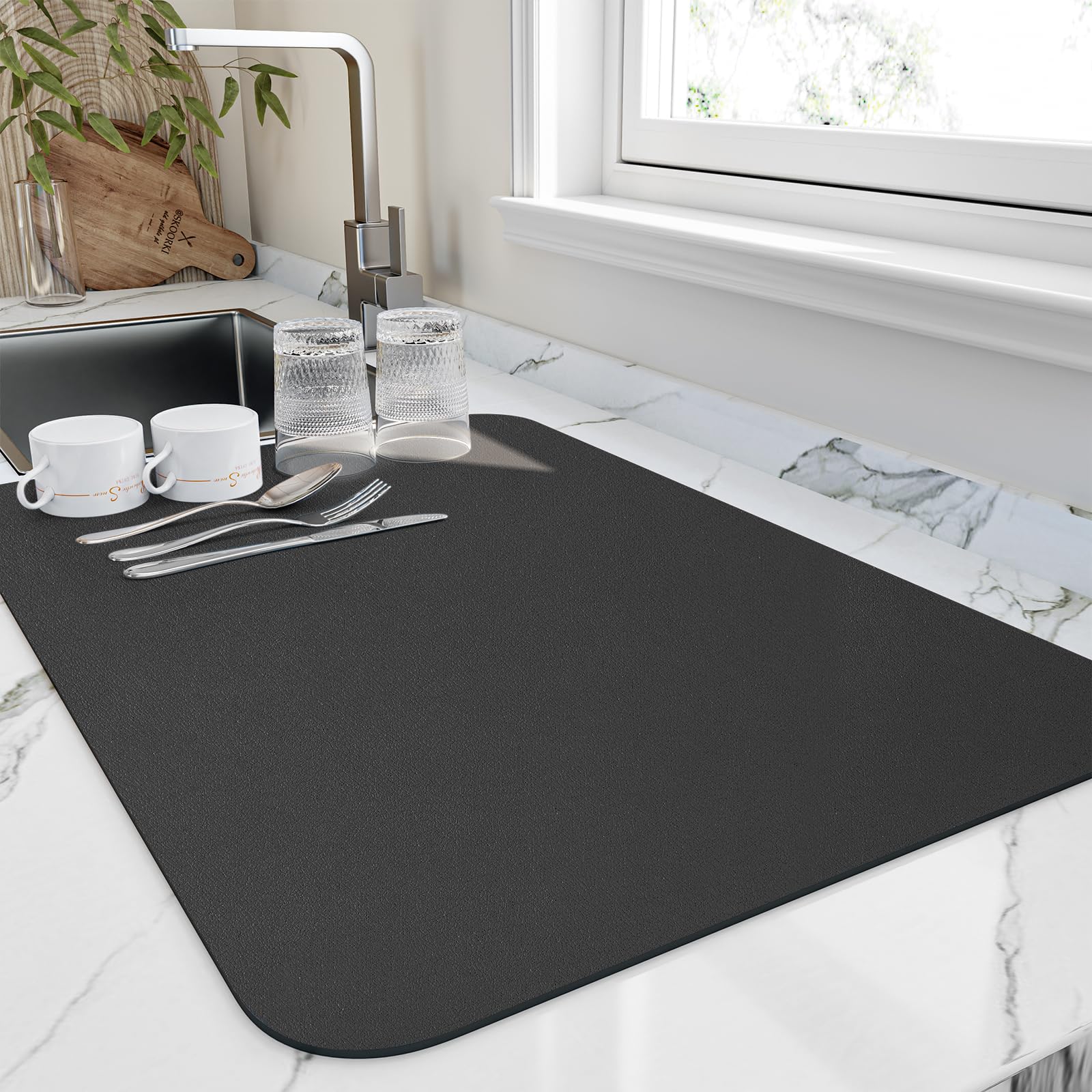 HotLive dish drying mat absorption close-up showing fast water pickup and stain concealment.