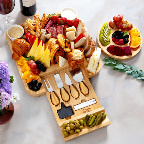 House Ur Home gift-ready charcuterie set makes a thoughtful host present.
