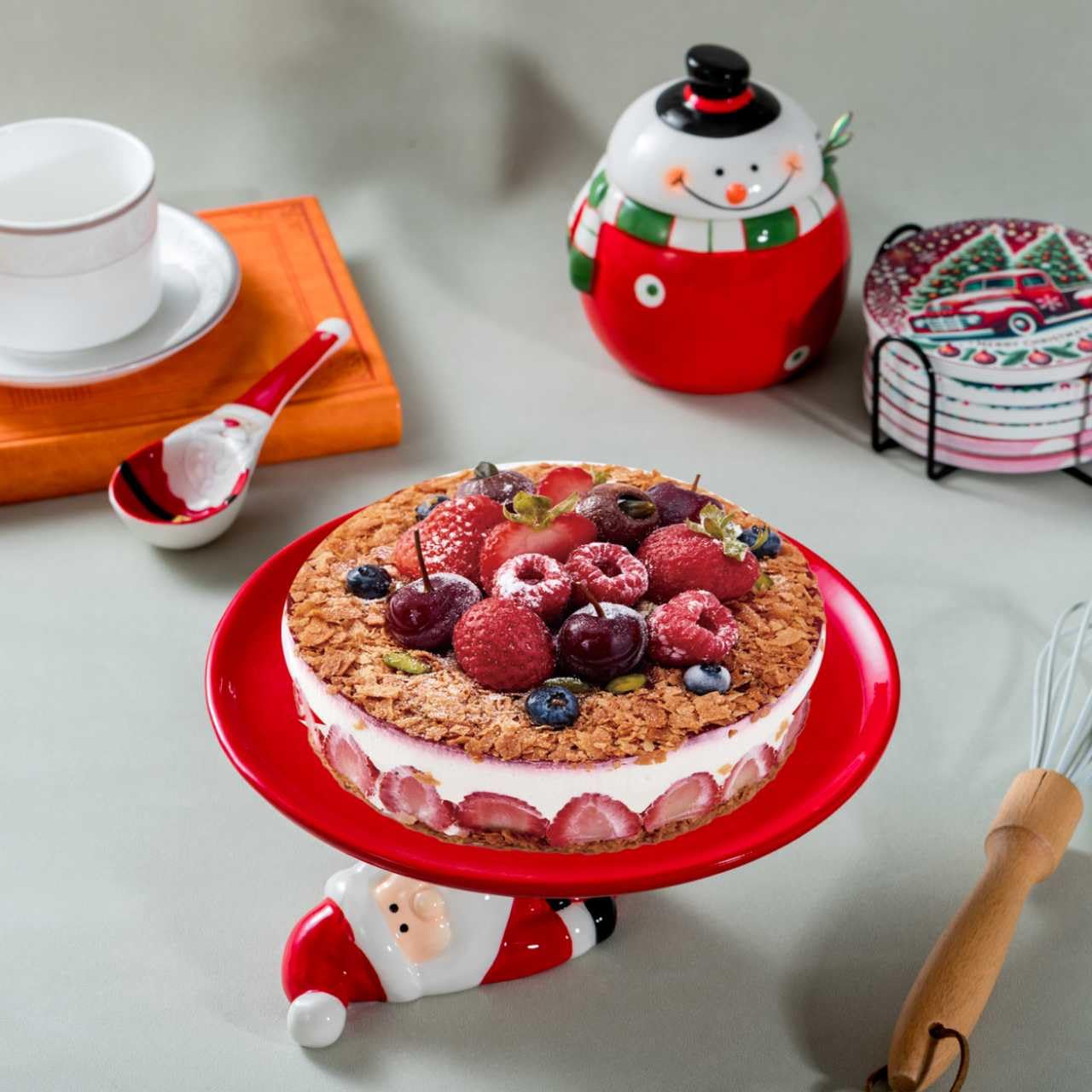 HPYNPES hand-painted ceramic dessert display showcases sweets with artisanal flair.