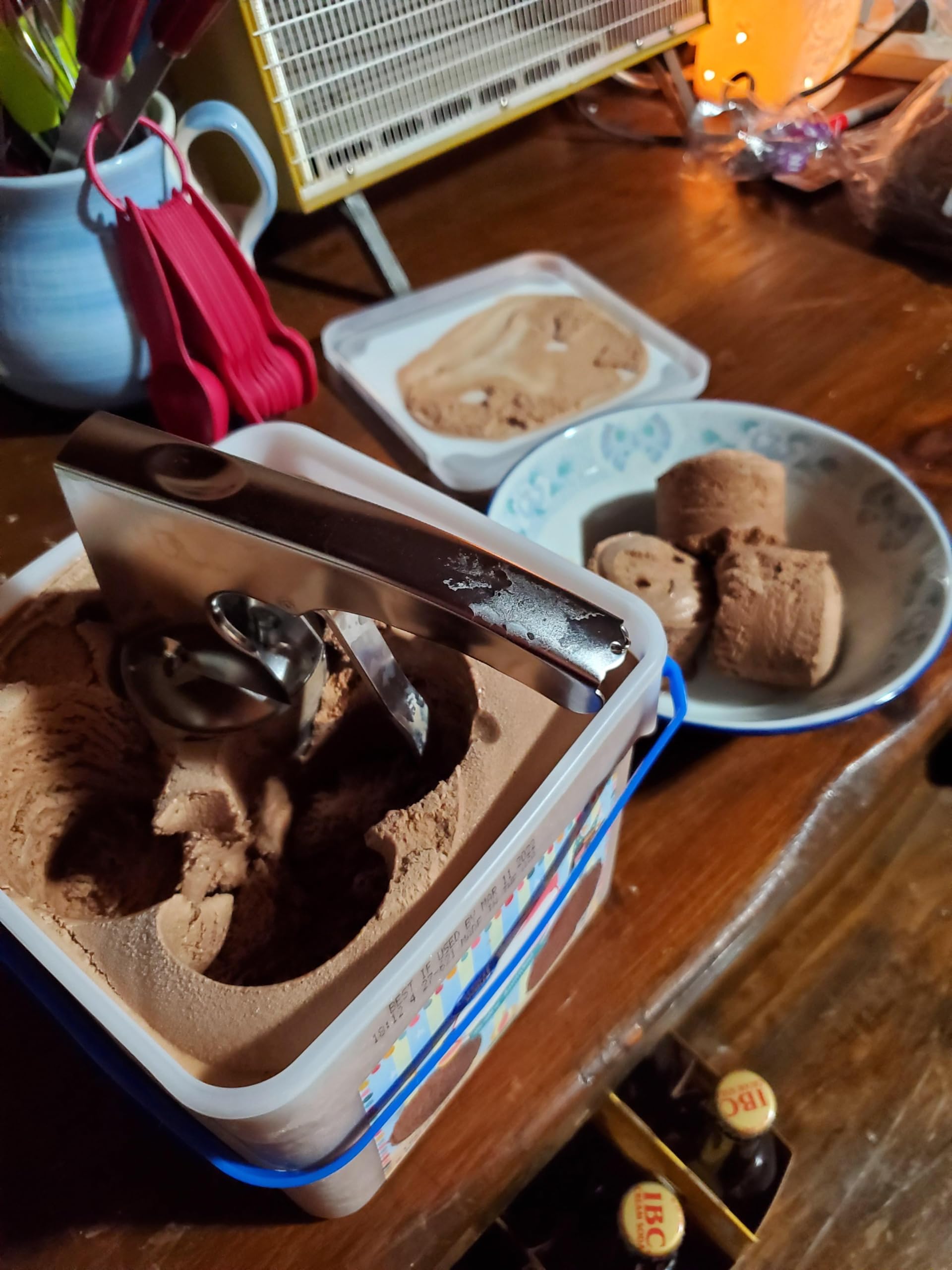HSHQING ice cream sandwich scoop in action serving a sandwich