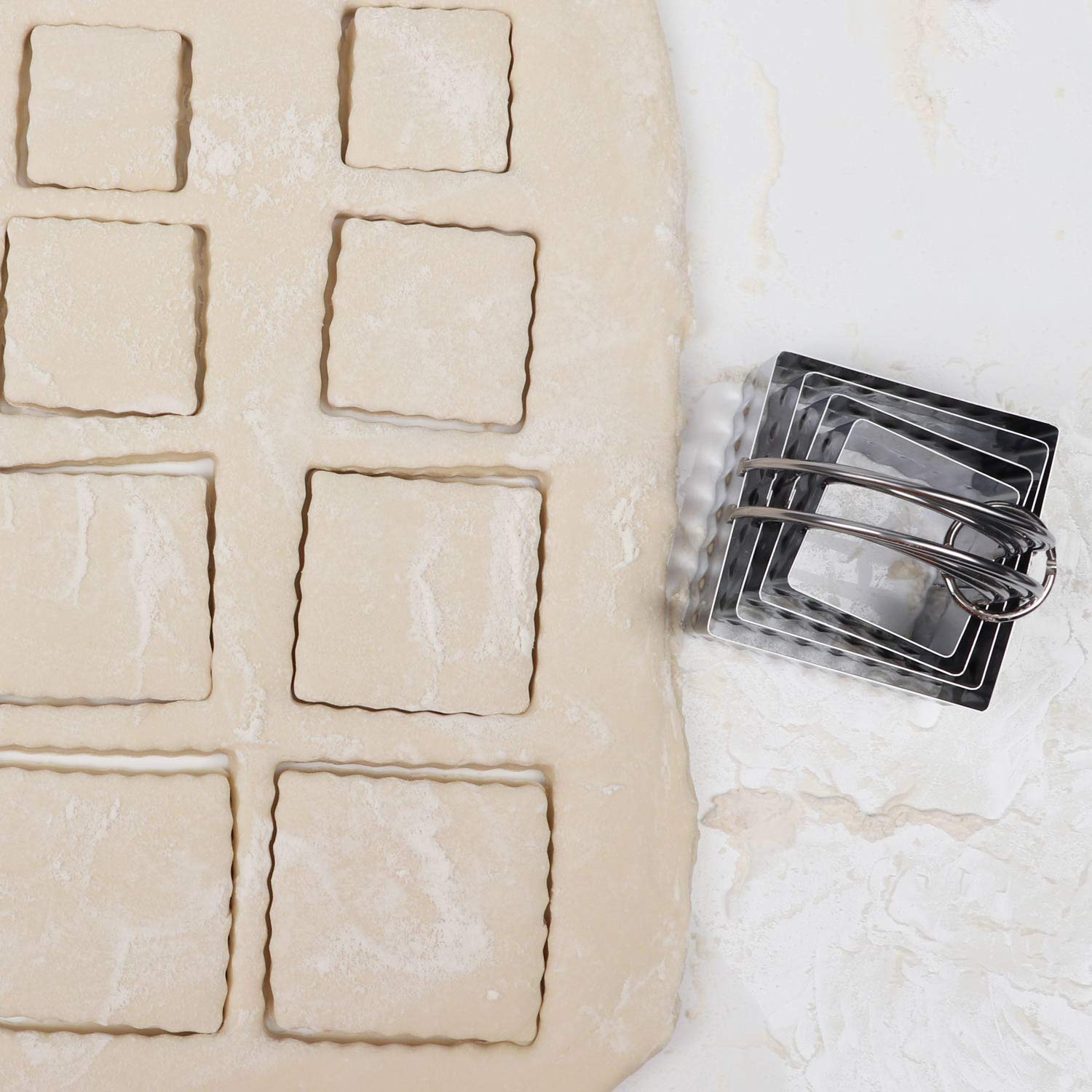 HULISEN easy-to-use cutters slice through dough with less effort.