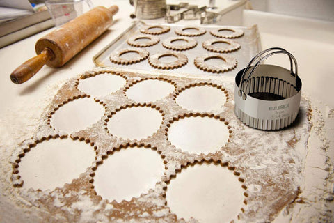 HULISEN cutters with measurements for size accuracy during baking