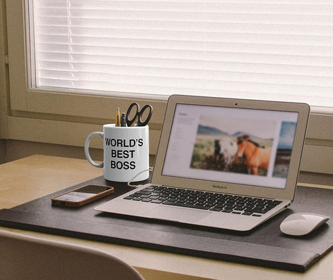 HUOZHI novelty mug on a desk sparks light-hearted conversations