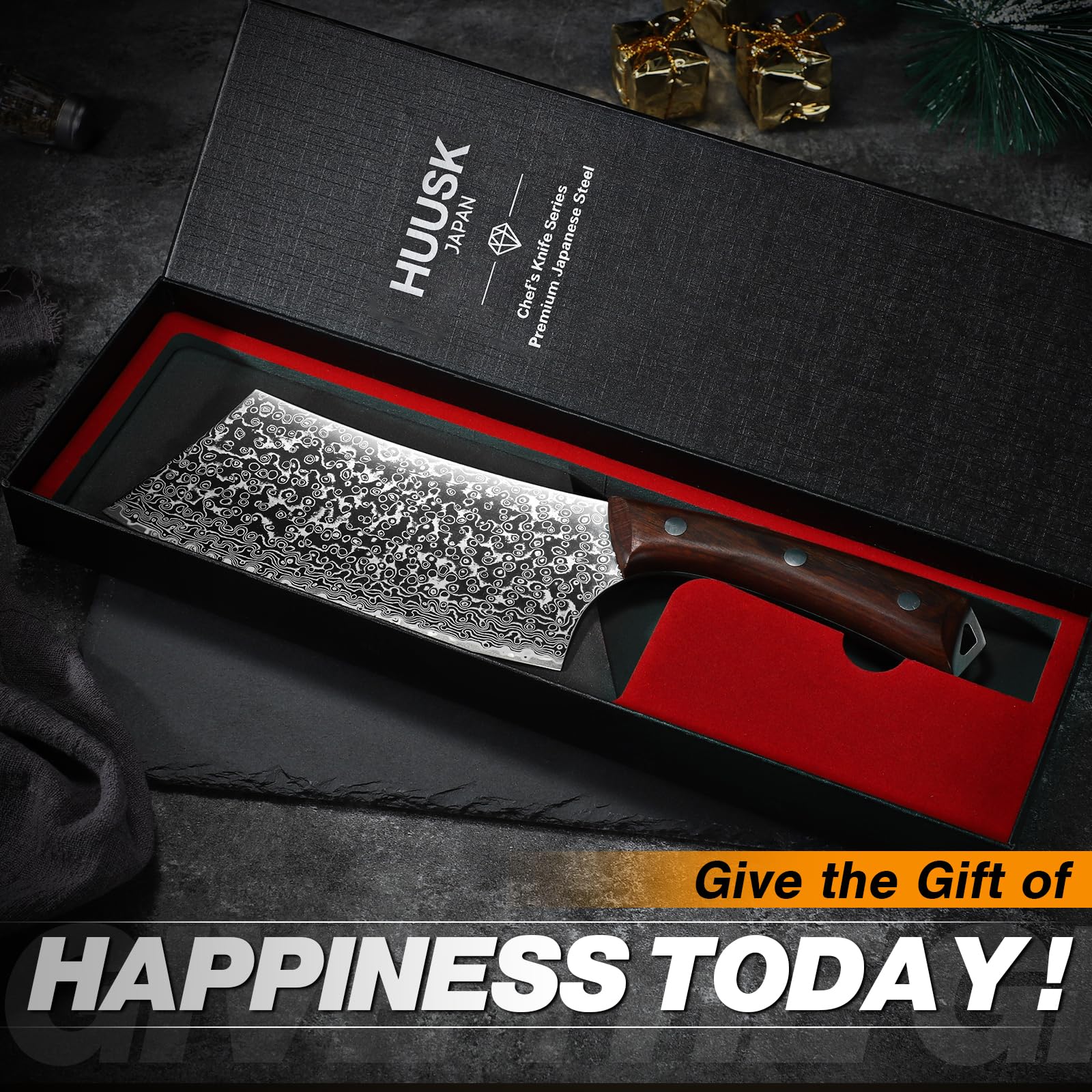 Huusk hand-forged blade close-up shows high-carbon steel for lasting edge
