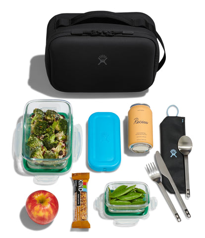 Hydro Flask Carry Out Lunch Box easy-to-grab zipper and comfortable handle.