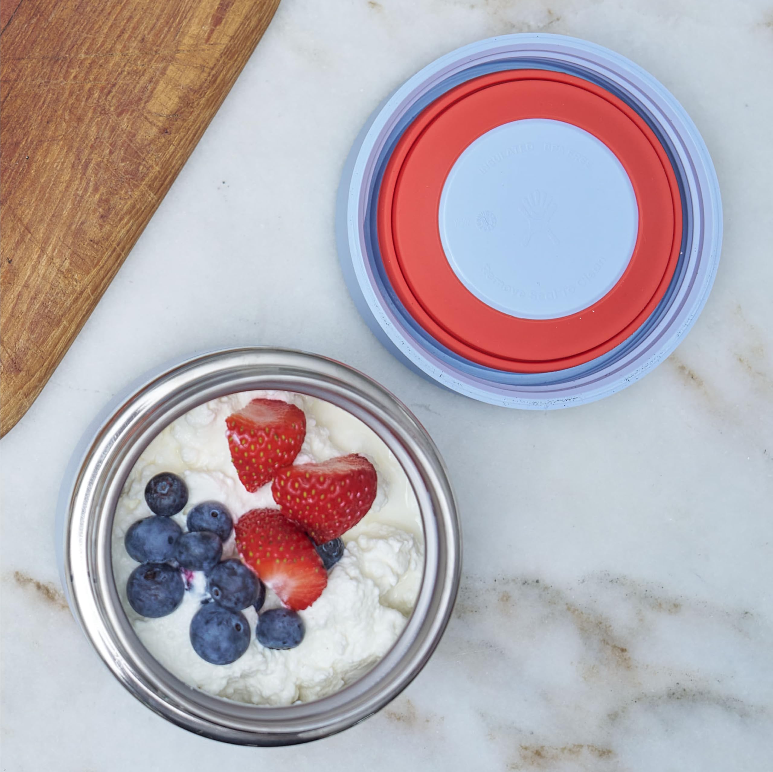 Hydro Flask Food Jar Surf Blue stainless steel interior preserves pure taste.