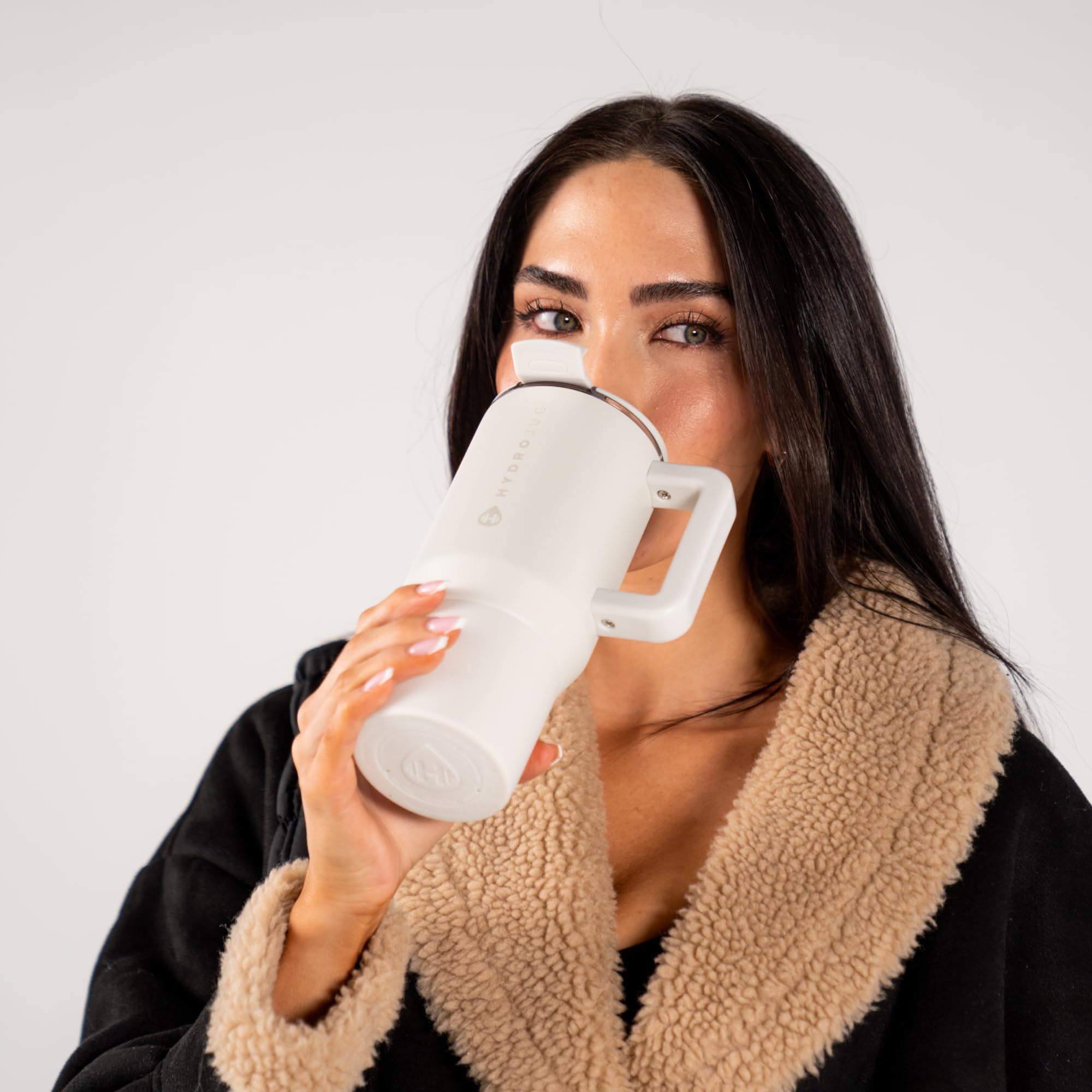 HydroJug Coffee Traveler 20oz durable handle offers comfortable one-handed carrying.