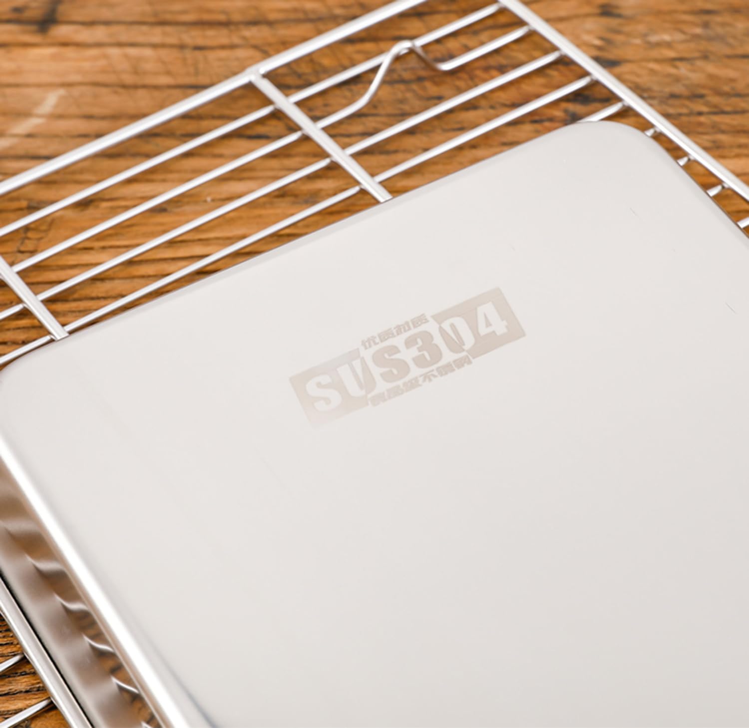 HYTK mirror-finish bakeware with easy-clean surface for fast cleanup.