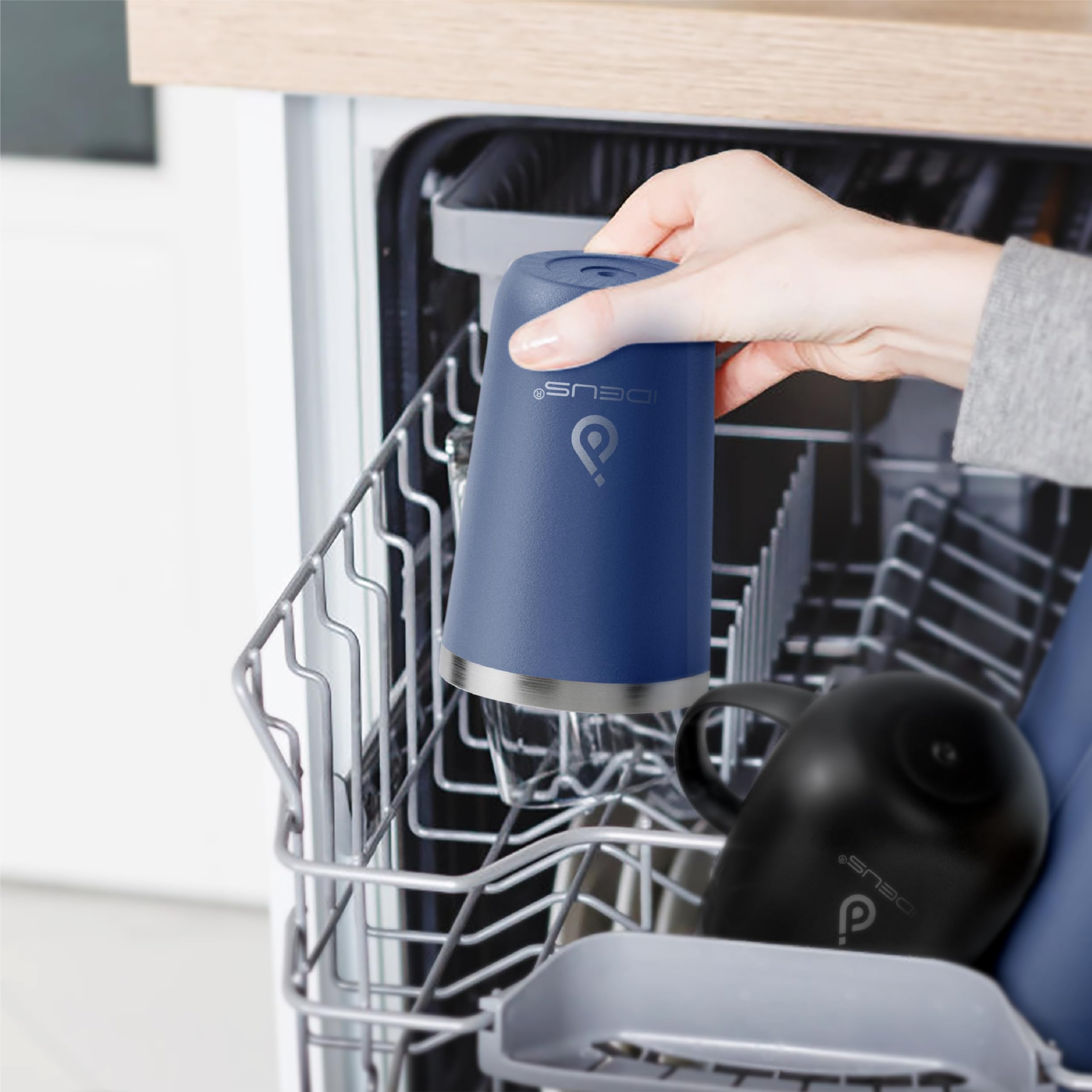 No-sweat exterior keeps hands dry during everyday use.