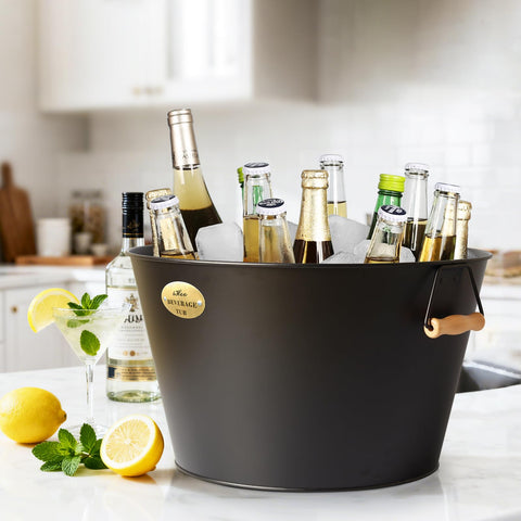 iHoo tub close-up shows scratch-resistant metal for everyday use.