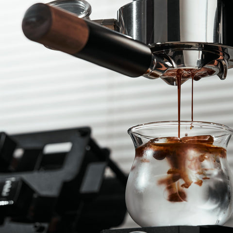 Bottomless flow view helps fine-tune extraction for balanced crema and texture.