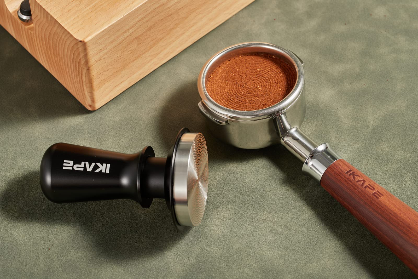 IKAPE tamper shows concentric ring pattern on the coffee bed