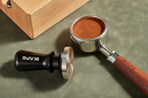 IKAPE tamper shows concentric ring pattern on the coffee bed
