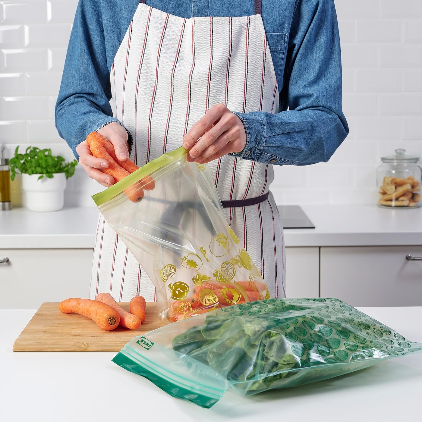 IKEA ISTAD blue freezer bags 4.5L, perfect for portioned meals.