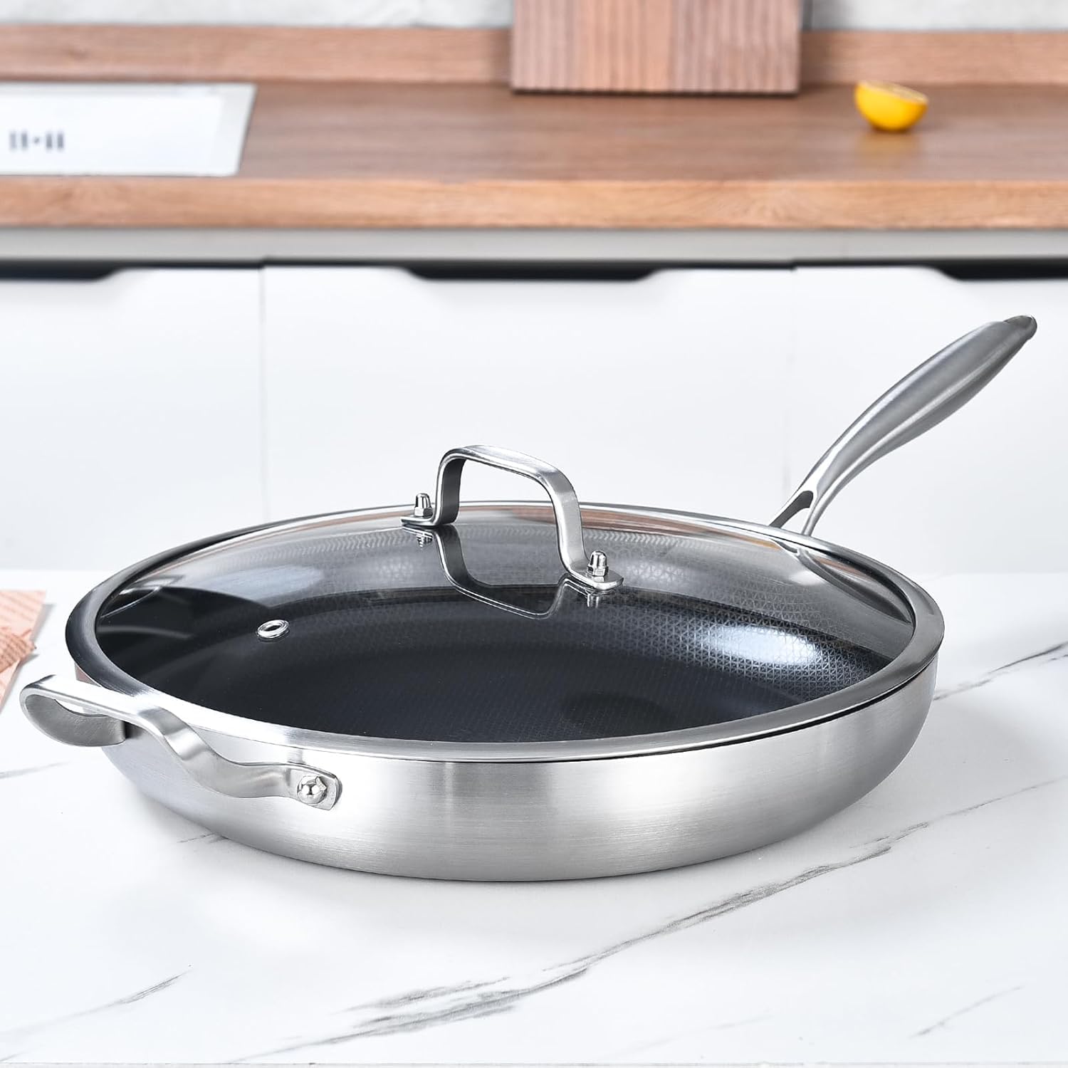 Premium heat-resistant glass lid on Inqibee pan for clear visibility.