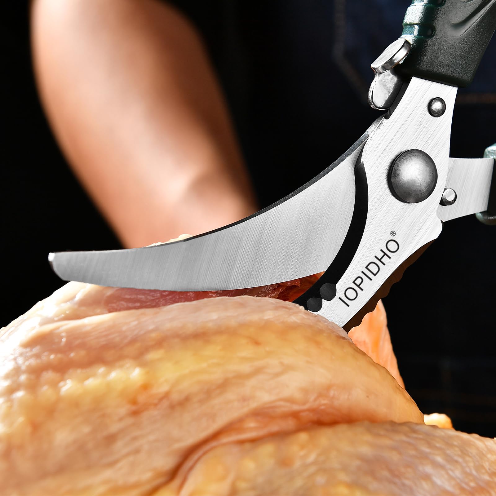IOPIDHO poultry scissors spring-loaded mechanism reduces hand fatigue and speeds cutting sessions.