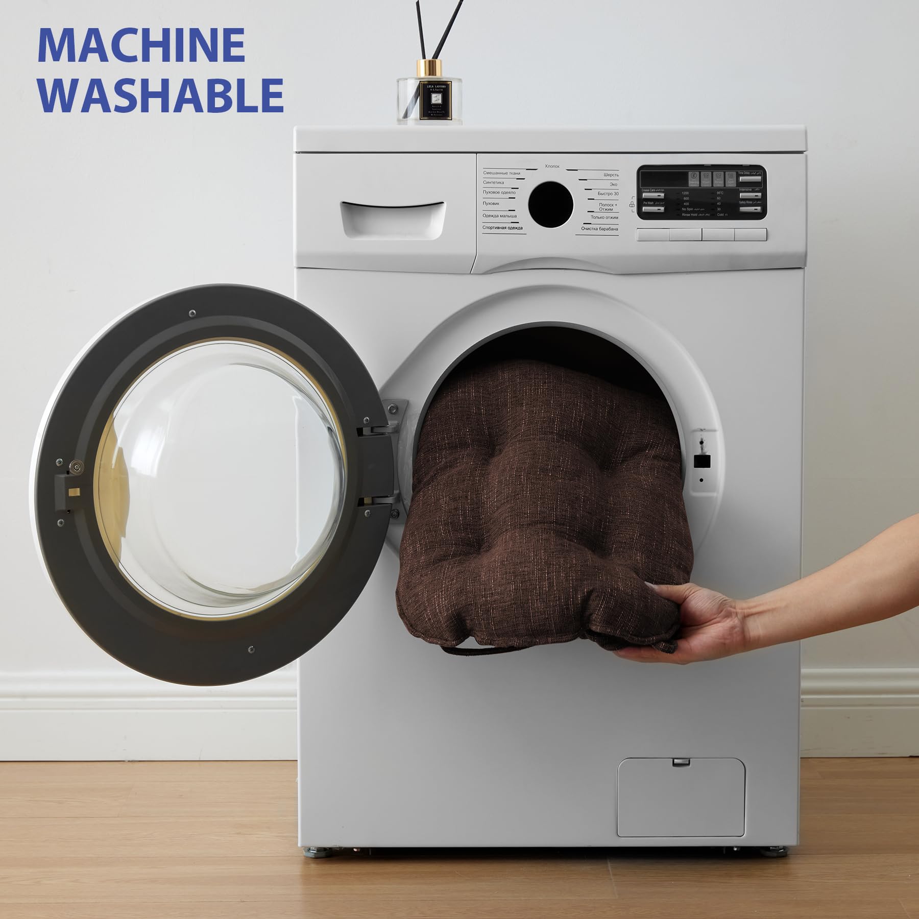 IPYNBAP cushions are easy to wipe clean and maintain.