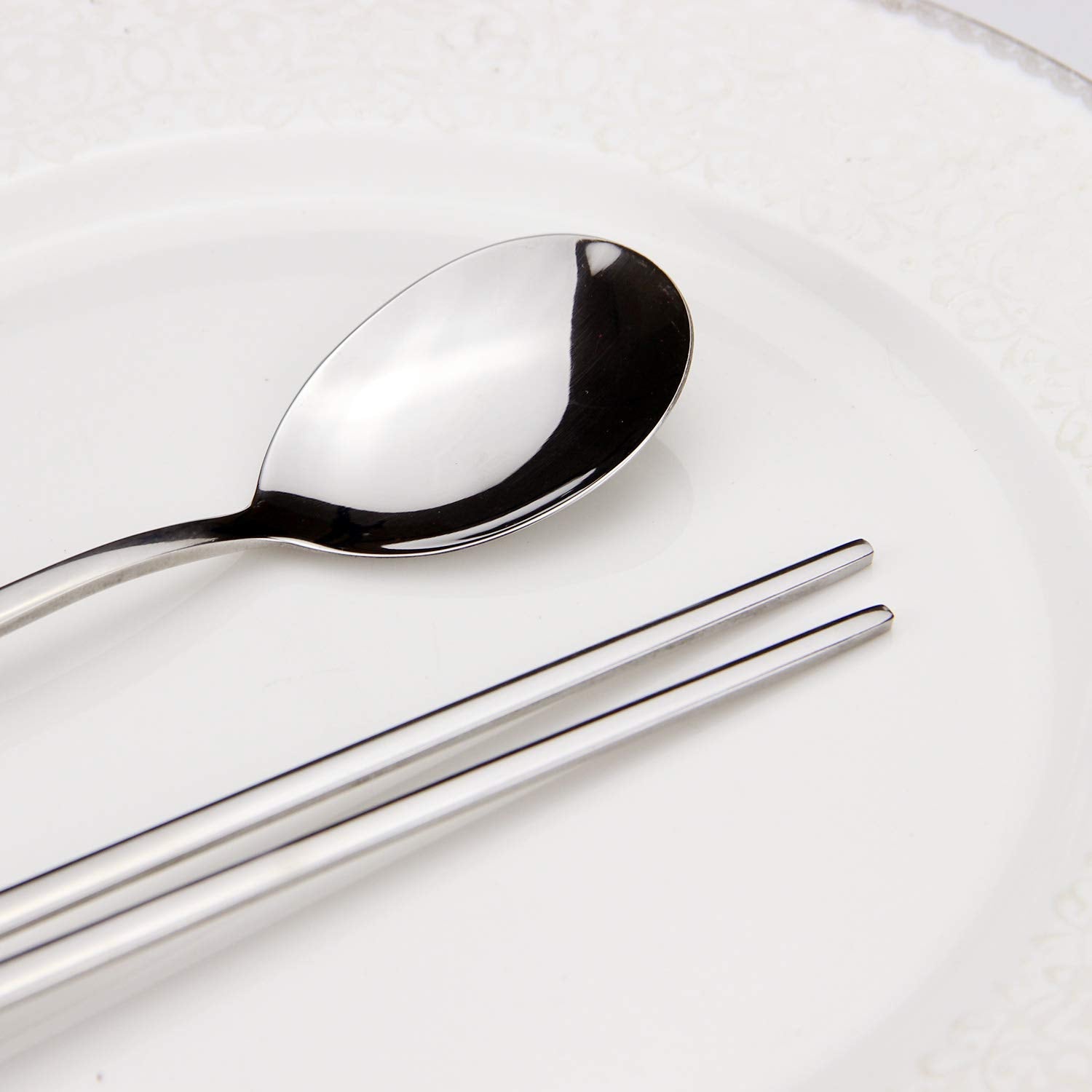 IQCWOOD flat chopsticks with non-slip grip for comfortable handling.