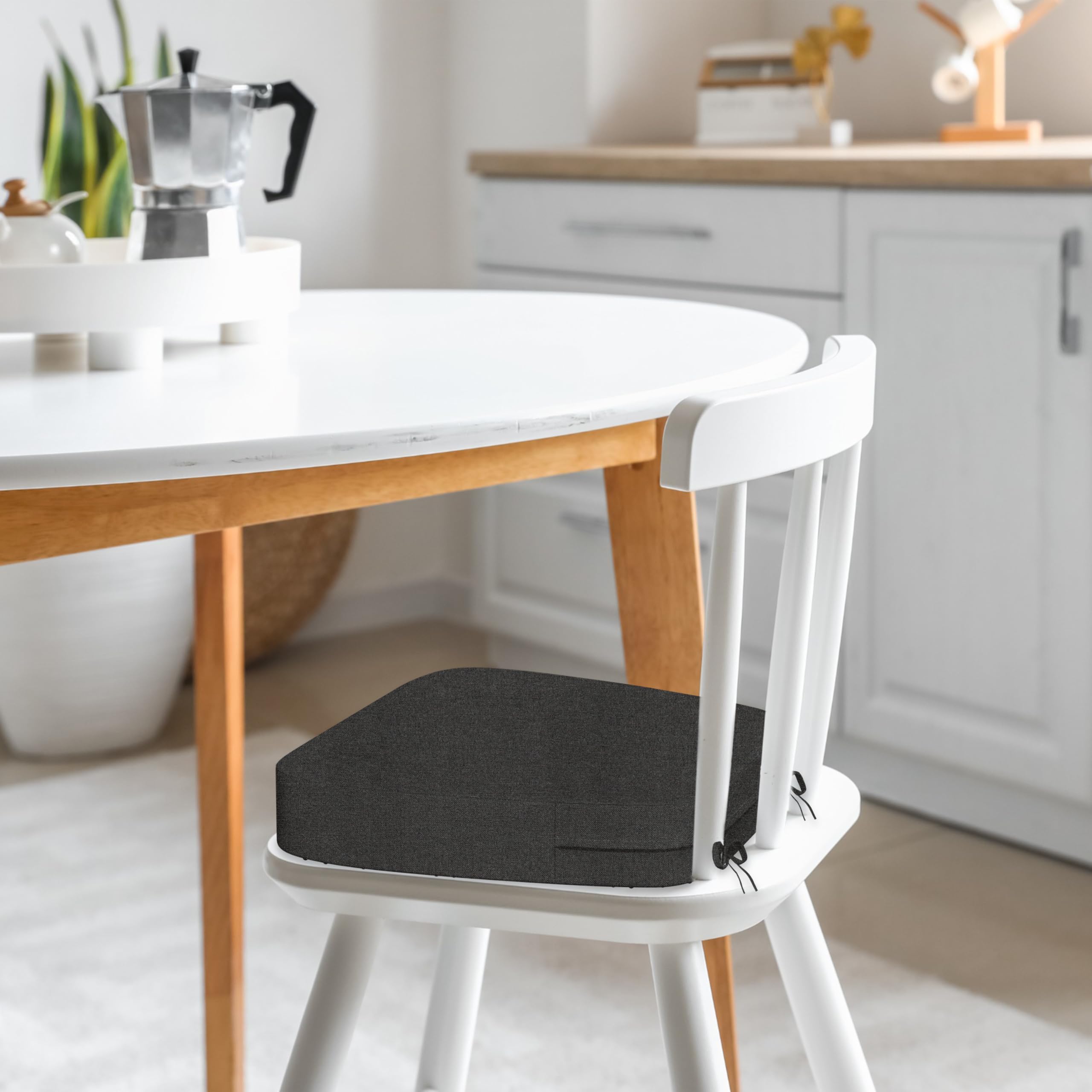 Machine-washable covers on Iristykilin cushions for easy care