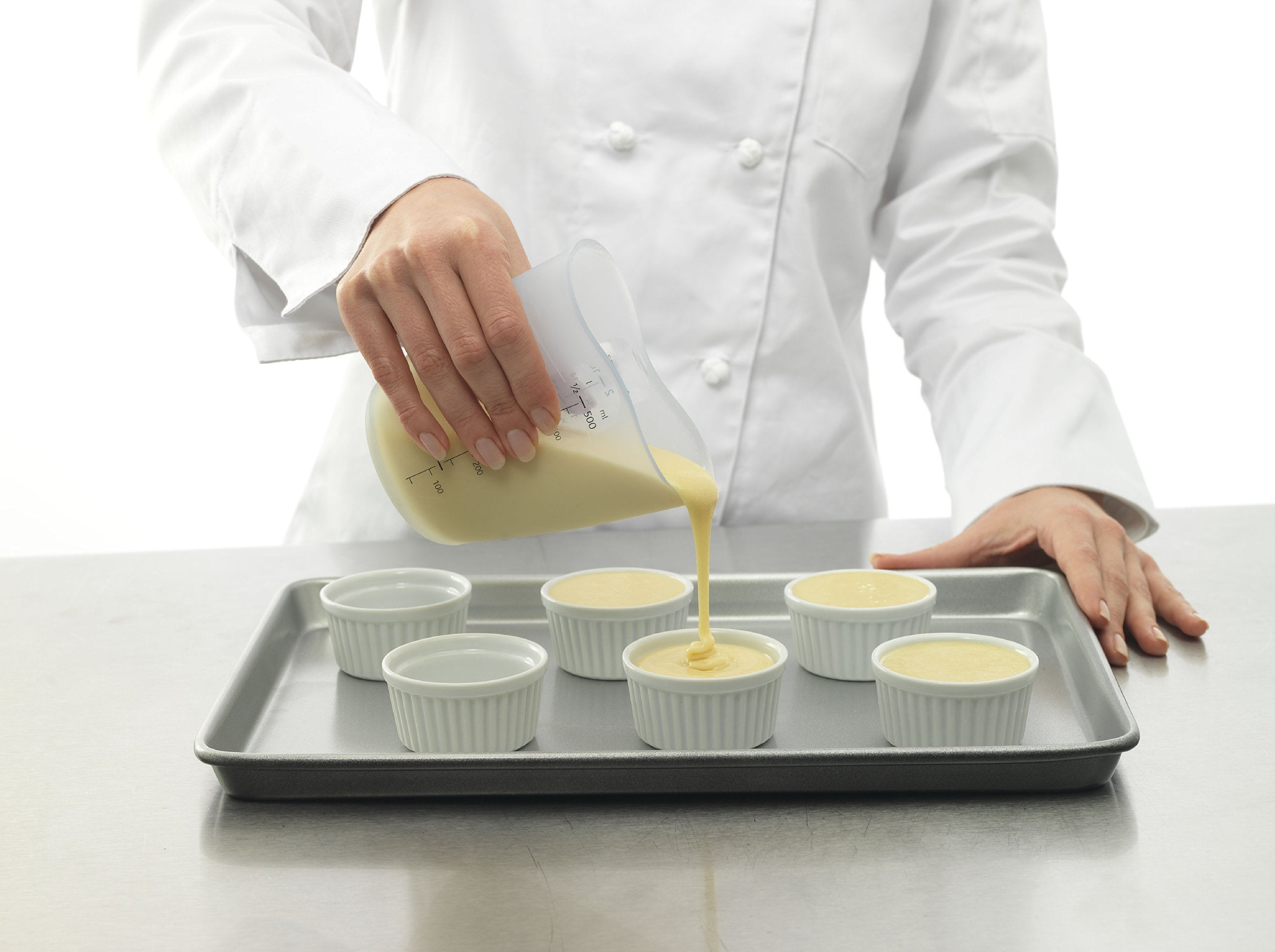 iSi Basics measuring cup silicone 4-cup with flexible pour spout for neat pours.