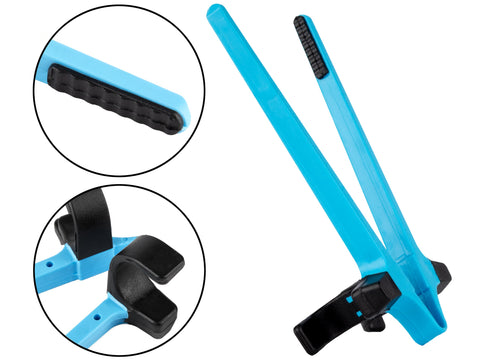 isnack pro chip chopsticks in action, keeps hands clean while snacking during play