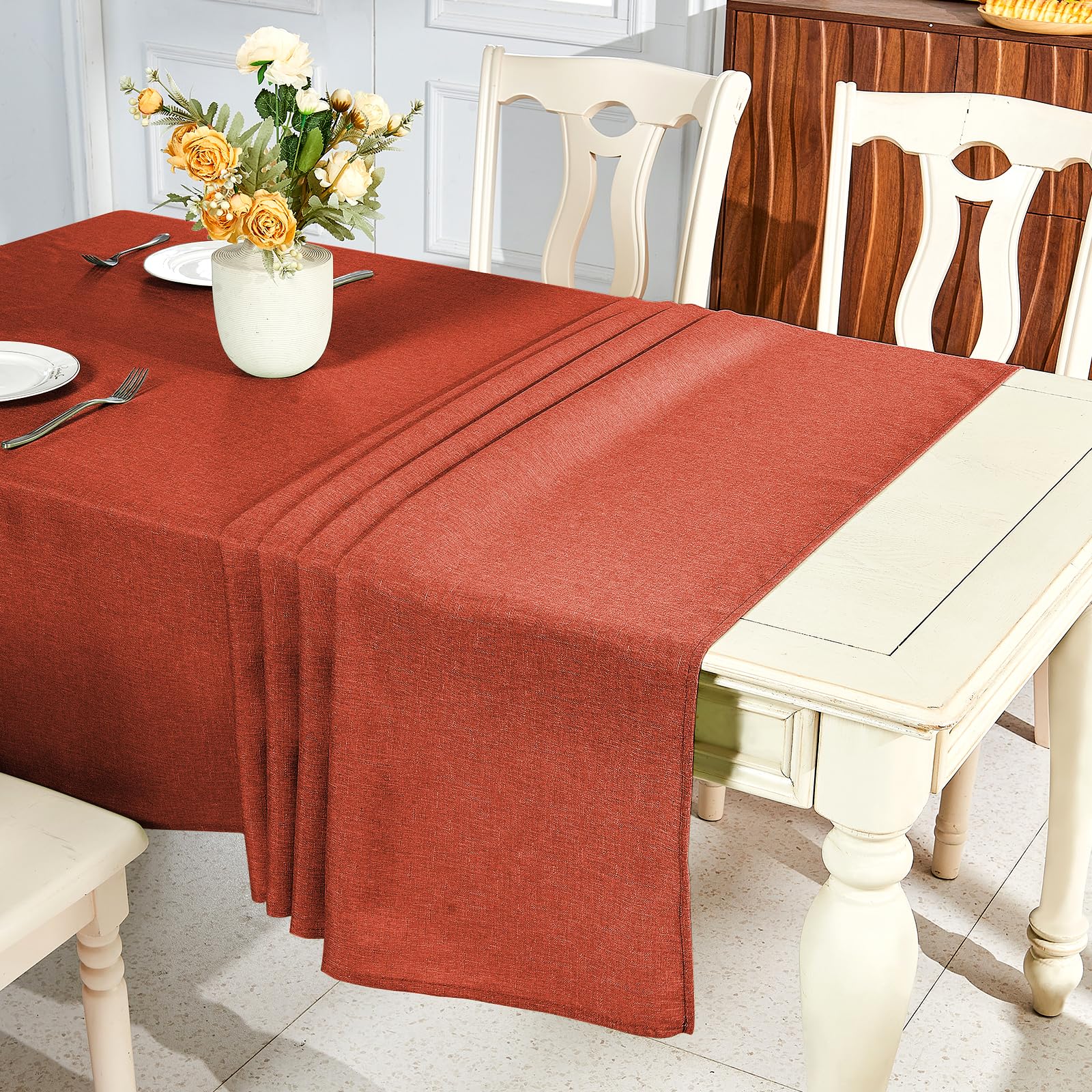IVAPUPU wrinkle-free surface supports neat dining setups.