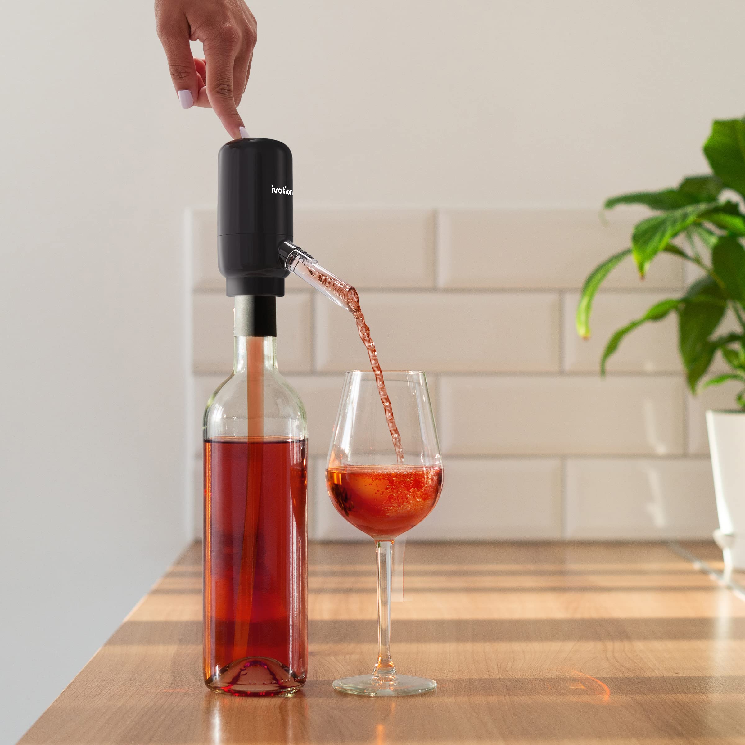 Ivation drip-free dispensing keeps tables clean during service.