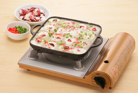 Iwatani cast aluminum base retains heat for consistent takoyaki results.