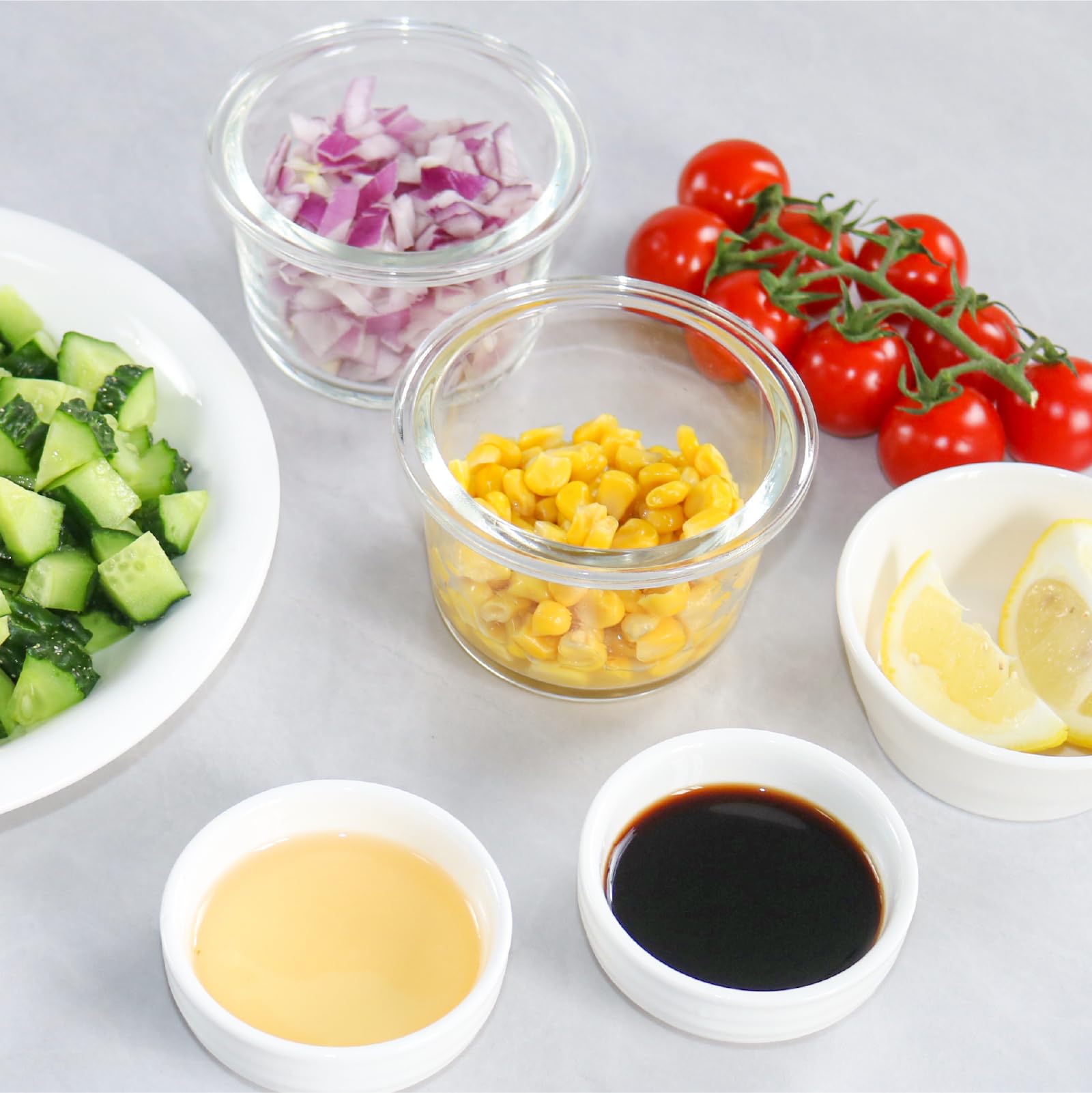 Iyulania easy-clasp lids offer secure closure and spill prevention.