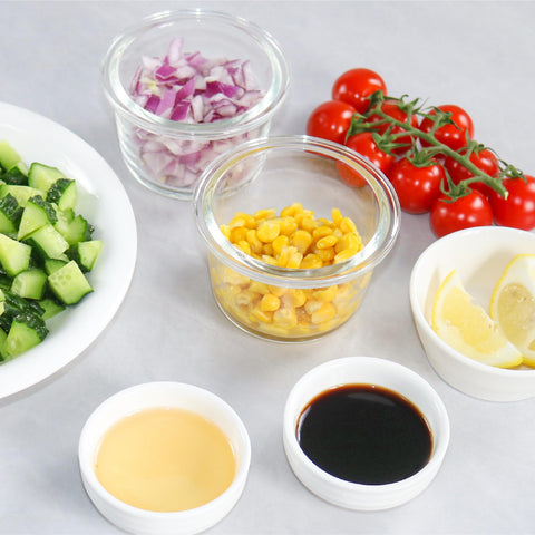 Iyulania easy-clasp lids offer secure closure and spill prevention.