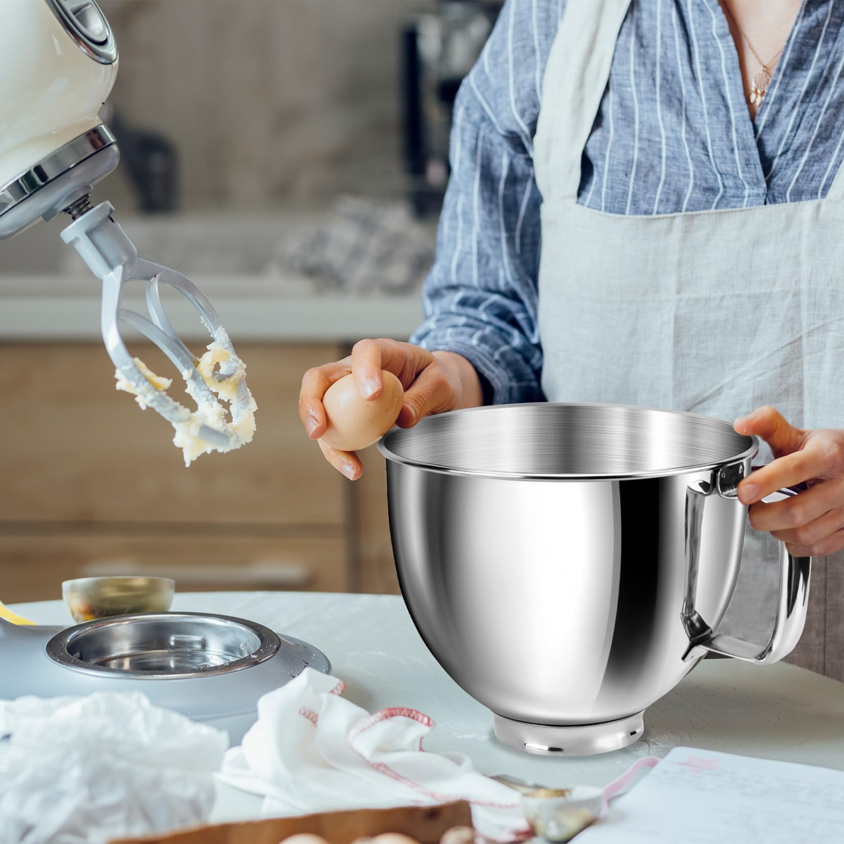 JEASOM bowl includes a secure clasp to stay attached during mixing.