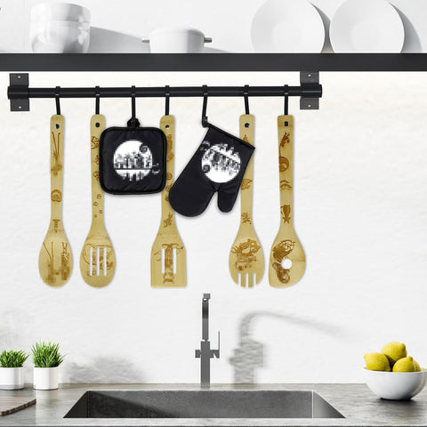Jewelvwatchro potholder providing protective grip during hot dish handling.