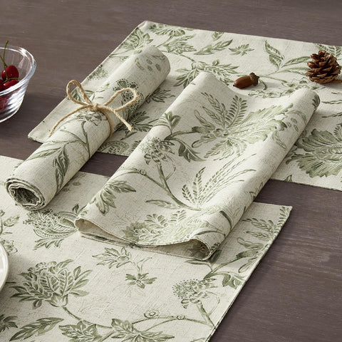 Outdoor seasonal dining with Jinchan placemats under ambient light